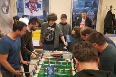Za pomoć zemljacima: Održan humanitarni turnir "Igraj za Kosmet" u stonom fudbalu!