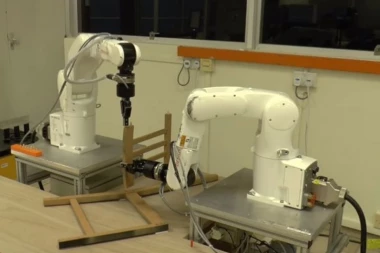 (VIDEO) Robot samostalno sastavlja nameštaj