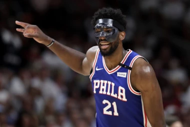 (VIDEO) NBA PLEJ-OF: Embid lomio maske, na kraju slomio i Majami