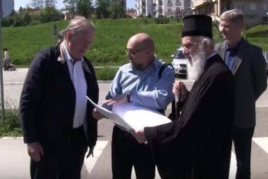 (VIDEO) Patrijarh Irinej u naselju Stepa Stepanović u kome će se graditi hram-brvnara!