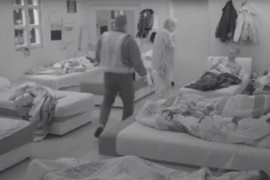 GAĐALA GA USRED NOĆI: Zadrugar dizao krevet Zorici, kad se probudila POLUDELA!