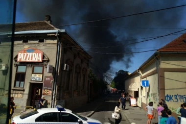 (FOTO) VATRU U ZEMUNU IZAZVALE POKVARENE INSTALACIJE U PRODAVNICI!