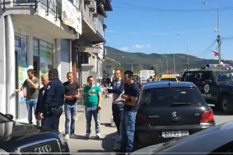 (VIDEO) HAOS U KOSOVSKOJ MITROVICI: Albanci napali novinare, Đurić šokiran