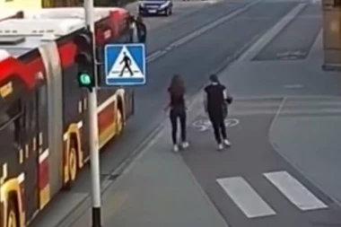 (VIDEO) ZBOG ŠALE U ZATVOR! Ludača u zezanju gurnula drugaricu pod autobus!