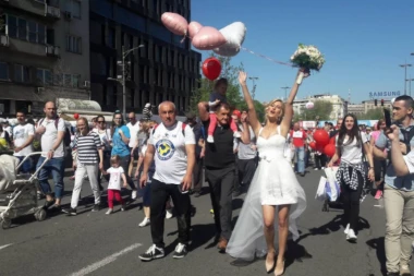 (FOTO) DA LI JE OVO SRPSKA "ODBEGLA MLADA"?! U venčanici trči maraton!