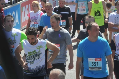(FOTO) SINIŠA MALI TRČI POLUMARATON!