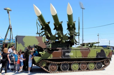 (FOTO) SRPSKI PVO ODUŠEVIO JAGODINCE: Hiljade građana razgledalo naoružanje