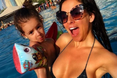 Ana Sević pokazala grudi!