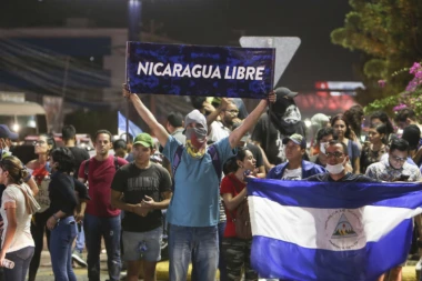 (VIDEO) UZNEMIRUJUĆE: Novinar ubijen u uživo prenosu!