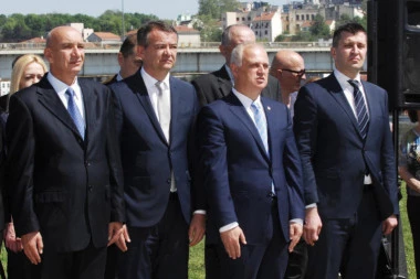Vesić i Đorđević položili venac na spomenik žrtvama genocida na Starom sajmištu