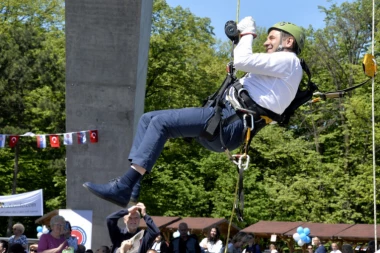 (VIDEO) PROSLAVA ROĐENDANA: Rasim Ljajić i Siniša Mali se spustili niz Avalski toranj!