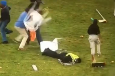 TOTALNI UŽAS: Navijači u Africi zapalili stadion, policajka se bori za život