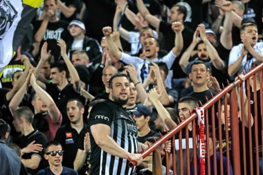 (FOTO/VIDEO) Brutalna prozivka "Južne tribine" upućena Kimiju: Rat "Grobara" koji nema kraja!