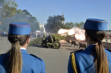 (FOTO) U ČAST NAŠE VOJSKE! POČASNI PLOTUNI SA KALEMEGDANA