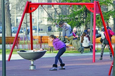 Deco izvinite ali mora ovako: Zatvaraju se SVI parkovi, od danas igranje samo u dvorištima kuća ili u stanu!