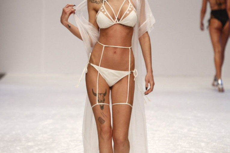 Model Sholaya clothing-a