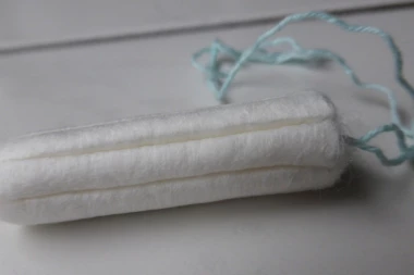 (VIDEO) JEZIVO: Napravili kolače u obliku tampona iz kojih ide krv, ali RAZLOG JE HUMAN!