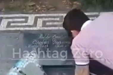 (VIDEO) SIMBOLIČNO: Lik se snimio kako šmrče kokain na grobu PABLA ESKOBARA!