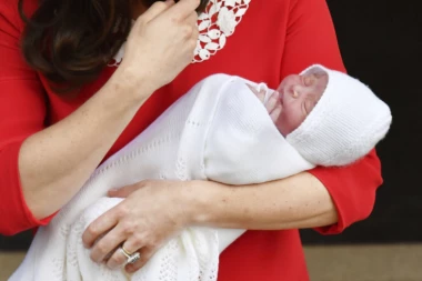 (VIDEO) Kejt Midlton za rođenje princa nosila haljinu iz horora! I TO NE BILO KOG!