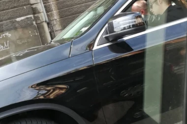 (PAPARACO) RASTA VOZIO PO ŠINAMA I FOTKAO SE: Izašao iz suda pa pravio PREKRŠAJE!