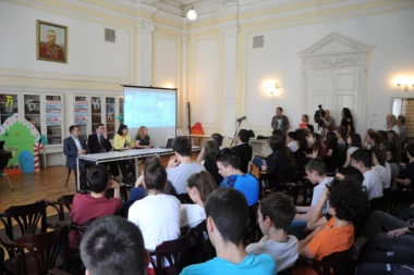 BUDUĆI PROGRAMERI SRBIJE: Za uvođenje IT odeljenja zainteresovana 71 GIMNAZIJA!