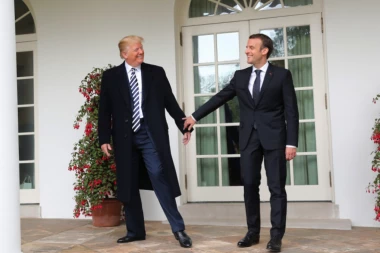 BRITANCI POBESNELI: Tramp drži Makrona k'o malo vode na dlanu!