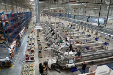 FIRME PRIMORANE DA PREVOZE RADNIKE DO POSLA I PO 100 KILOMETARA