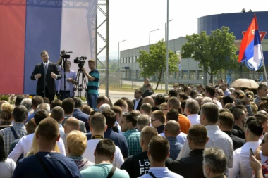 Hiljade Nišlija dočekalo VUČIĆA ispred fabrike Leoni