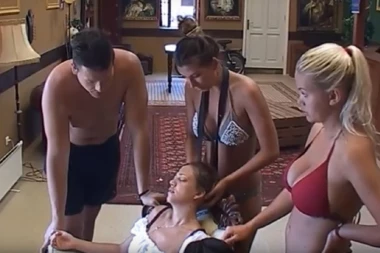 POZLILO JOJ! KIJA GUBI SVEST, SLOBA UZ NJU!