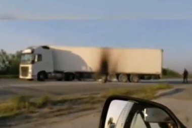 SAOBRAĆAJKA KOD SVILAJNCA! Kamion se zakucao u ogradu mosta!