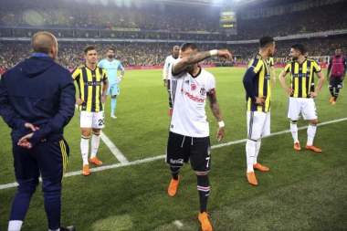 Bešiktaš ne želi da igra prekinut meč sa Fenerom