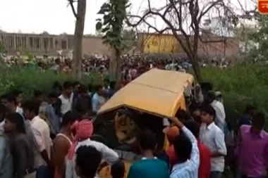 STRAŠNA NESREĆA U INDIJI: Najmanje 13 dece poginulo u sudaru!