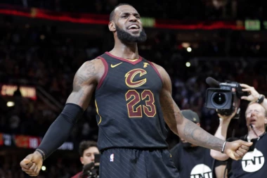 (VIDEO) KRALJ DŽEJMS UNIŠTIO BOSTON: Lebron oduševio sina