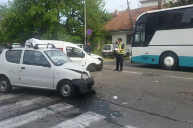 (VIDEO) UDES NA DORĆOLU: Sudarila se dva automobila i autobus!
