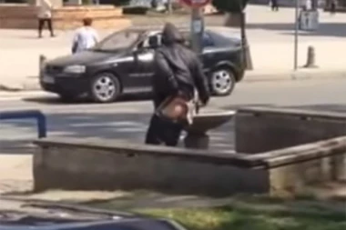 (VIDEO) Devojka PRALA GUZU u fontani usred bela dana!