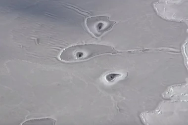 (VIDEO) NASA snimila misteriozne kratere: Naučnici kažu da tako nešto NIKAD NISU VIDELI!