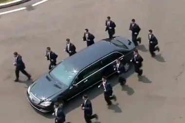 (VIDEO) KOJI HIT! Kim Džong Un se vozi u kolima, telohranitelji TRČE PORED!