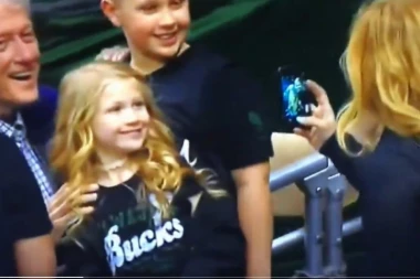 (VIDEO) TRAMPA POMEŠALI SA KLINTONOM: Neviđen gaf na košarkaškoj utakmici!