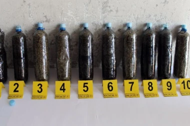 MAKEDONCI PALI NA HORGOŠU: Švercovali 10 kg marihuane u plastičnim flašama