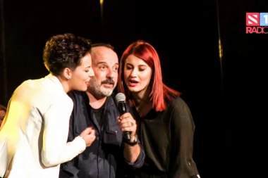 NIJE MOGAO DA SE ODLUČI: Cetinski izabrao dve devojke da pevaju sa njim na koncertu!