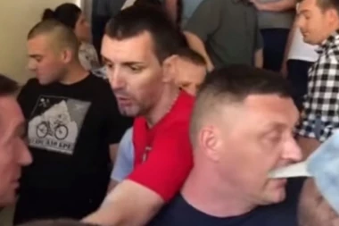 (VIDEO) NASILNICI GURALI NAROD NAPOLJE! Vlast u Paraćinu branila građanima da prisustvuju sednici