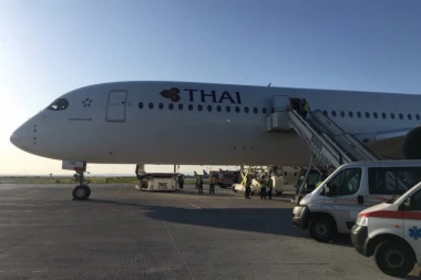 (FOTO) TRAGEDIJA NA NAŠEM AERODROMU: Tajlandski avion prinudno sleteo da bi spasli putnika, ali je bilo prekasno!