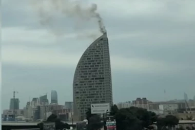 (VIDEO) BAŠ GA BIJE MALER: Opet gori Trampova kula!