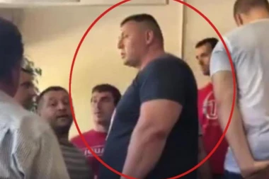 (VIDEO) NABILDOVANI ČLAN DVERI PRAVIO HAOS: Sprečavao građane da prisustvuju Sednici Opštine Paraćin!