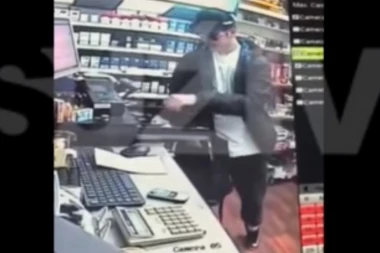 UZNEMIRUJUĆI SNIMAK: Uleteo s pištoljem u prodavnicu u Bačkoj Palanci!