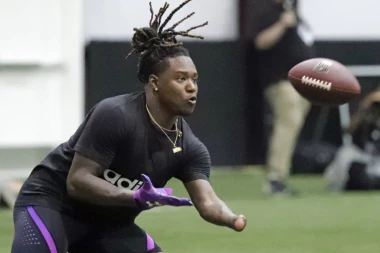 (VIDEO) KAKAV BORAC: Nema šaku, ali rival pored njega nikada ne može da prođe