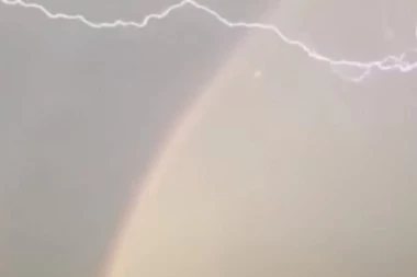 (VIDEO) NLO SLETEO U ENGLESKU!