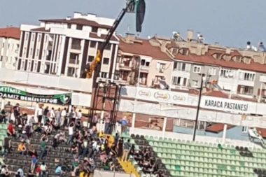 (FOTO) ORIGINALNO: Ispoštovao kaznu da ne ulazi na stadion: IPAK BIO NA LICU MESTA