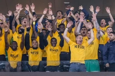 (FOTO) Primer fer-pleja i viteštva: NAJLJUĆI RIVALI U ŠVAJCARSKOJ ČESTITALI TITULU JANG BOJSIMA!