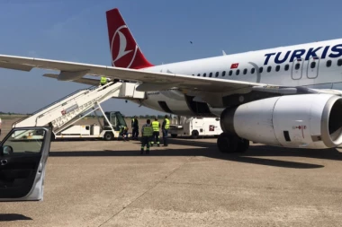 (VIDEO) HTEO DA BUDE SREBRNI LETAČ: Popeo se na krilo aviona, pa gađao policajce cipelama!